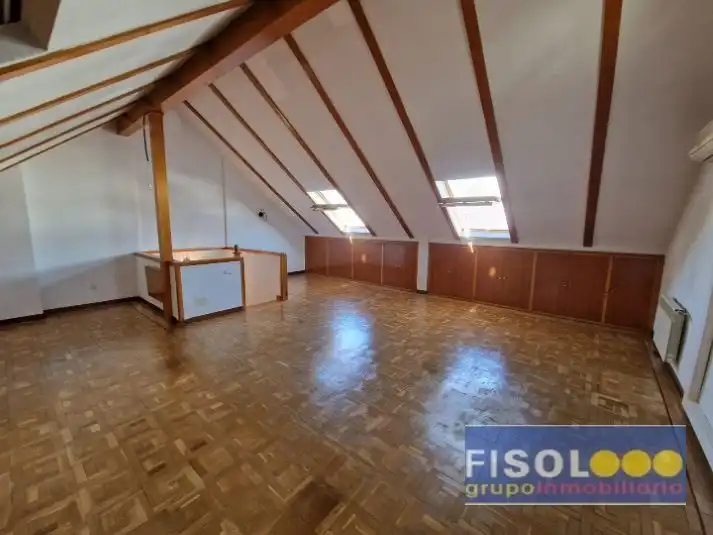 Wohnzimmer von Einfamilien-Reihenhaus zum Verkauf in Pozuelo de Alarcón mit Klimaanlage, Heizung und Privatgarten