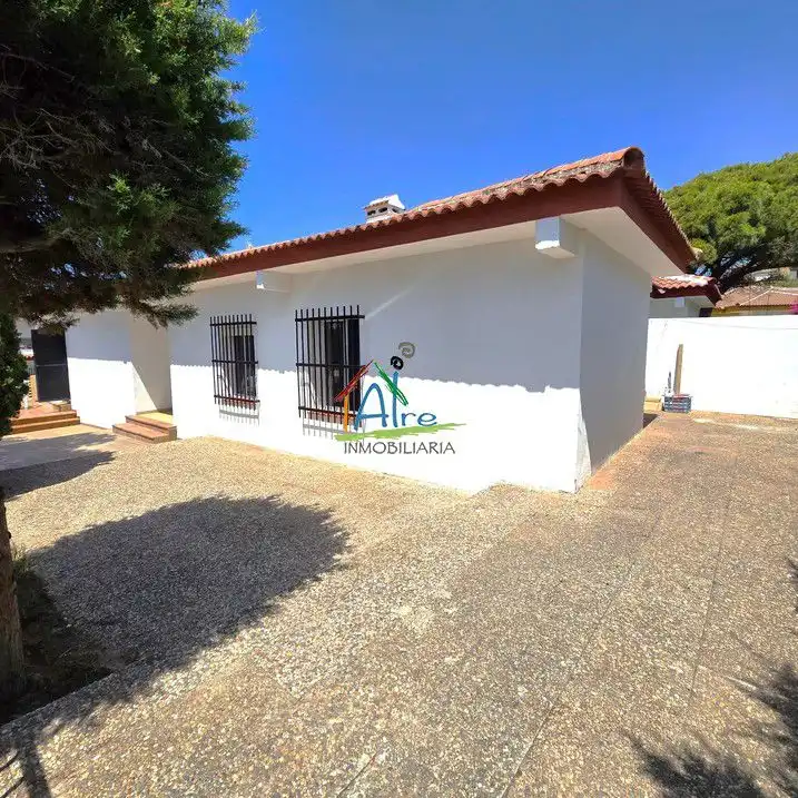 Außenansicht von Haus oder Chalet zum Verkauf in Almonte mit Heizung, Privatgarten und Terrasse