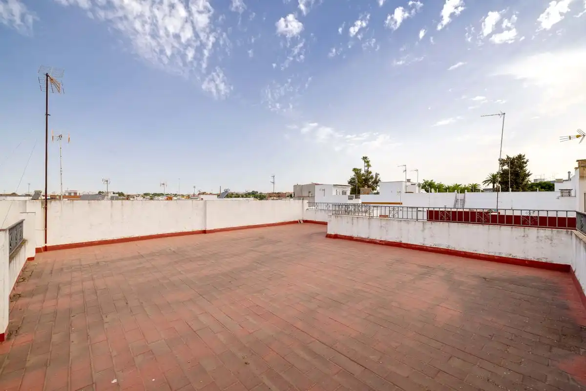 Terrasse von Einfamilien-Reihenhaus zum Verkauf in Dos Hermanas mit Klimaanlage, Heizung und Privatgarten