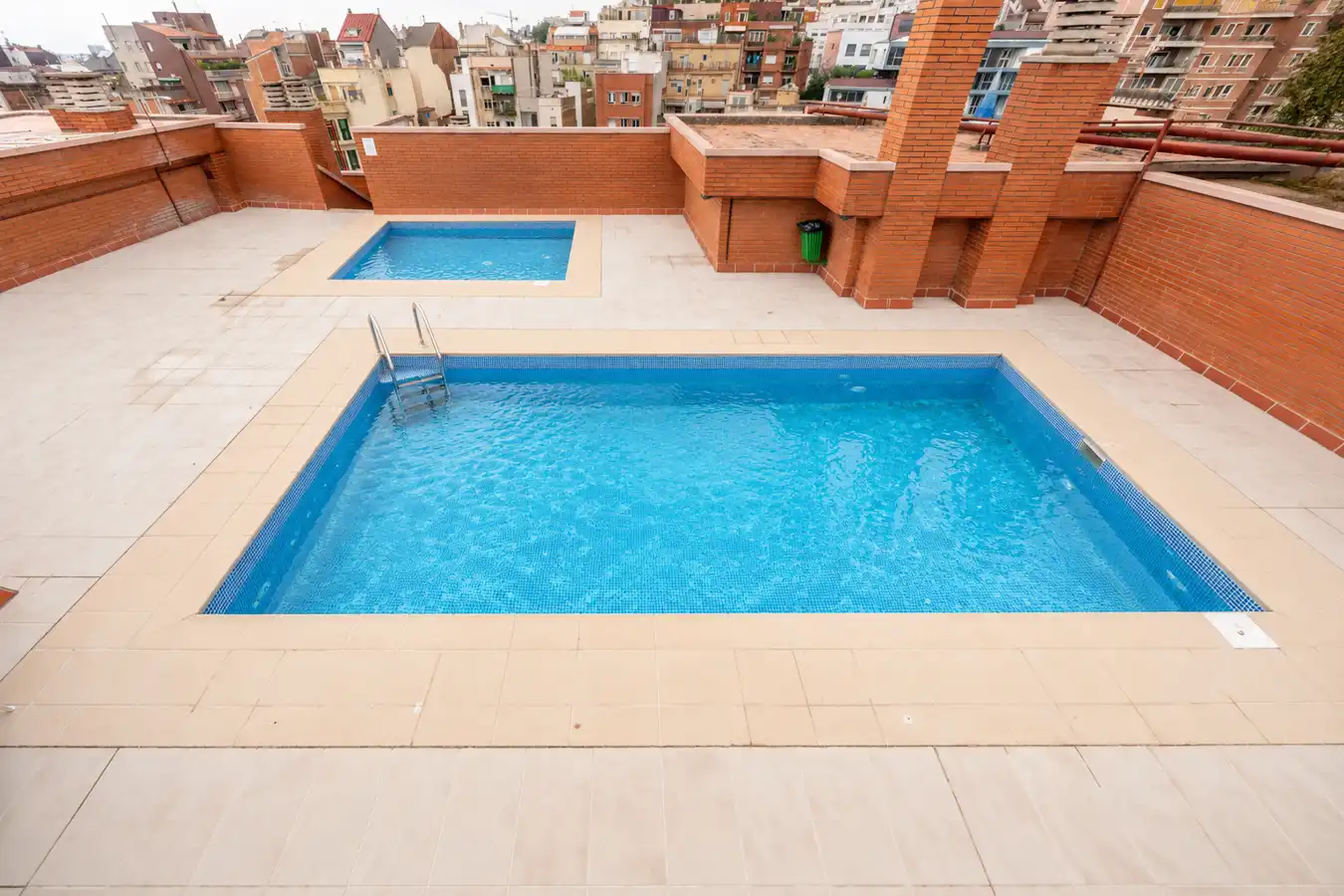 Swimming pool of Flat for sale in Gràcia