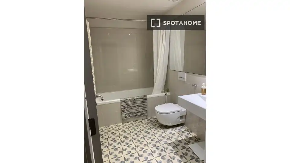 Bany de Apartament per a compartir en Sabadell amb Aire condicionat, Terrassa i Moblat