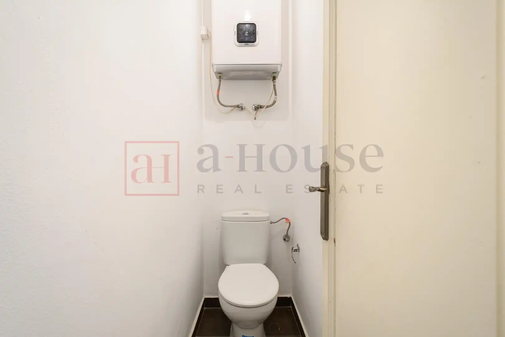 Badezimmer von Wohnung zum Verkauf in Barcelona mit Klimaanlage und Heizung