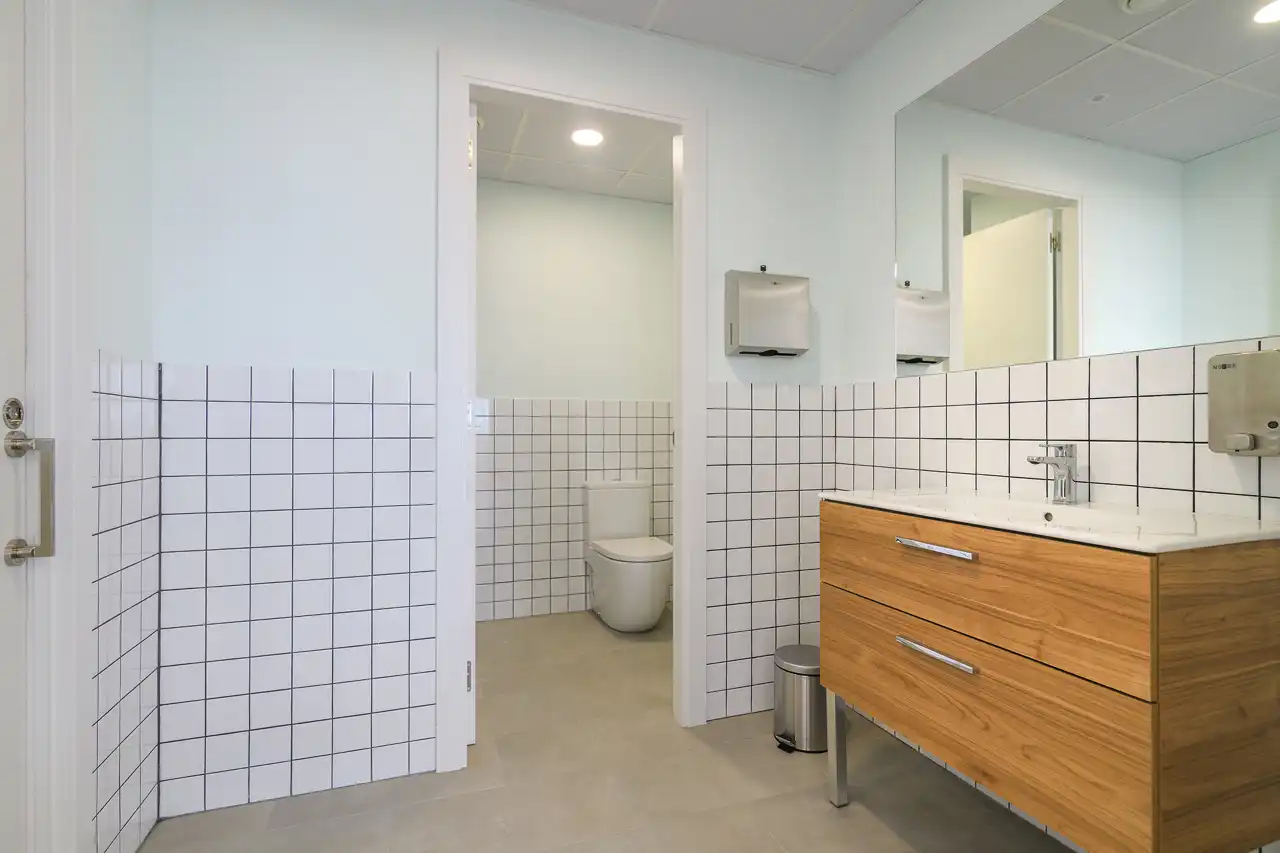Baño de Oficina de alquiler en Sant Just Desvern con Aire acondicionado, Calefacción y Alarma