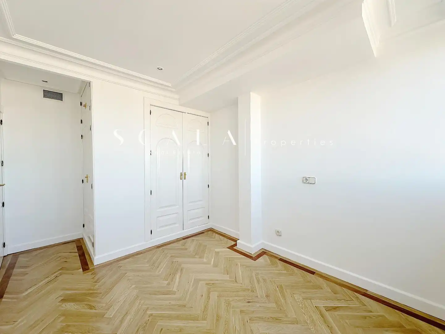 Schlafzimmer von Dachboden zur Miete in Madrid mit Klimaanlage, Heizung und Schwimmbad