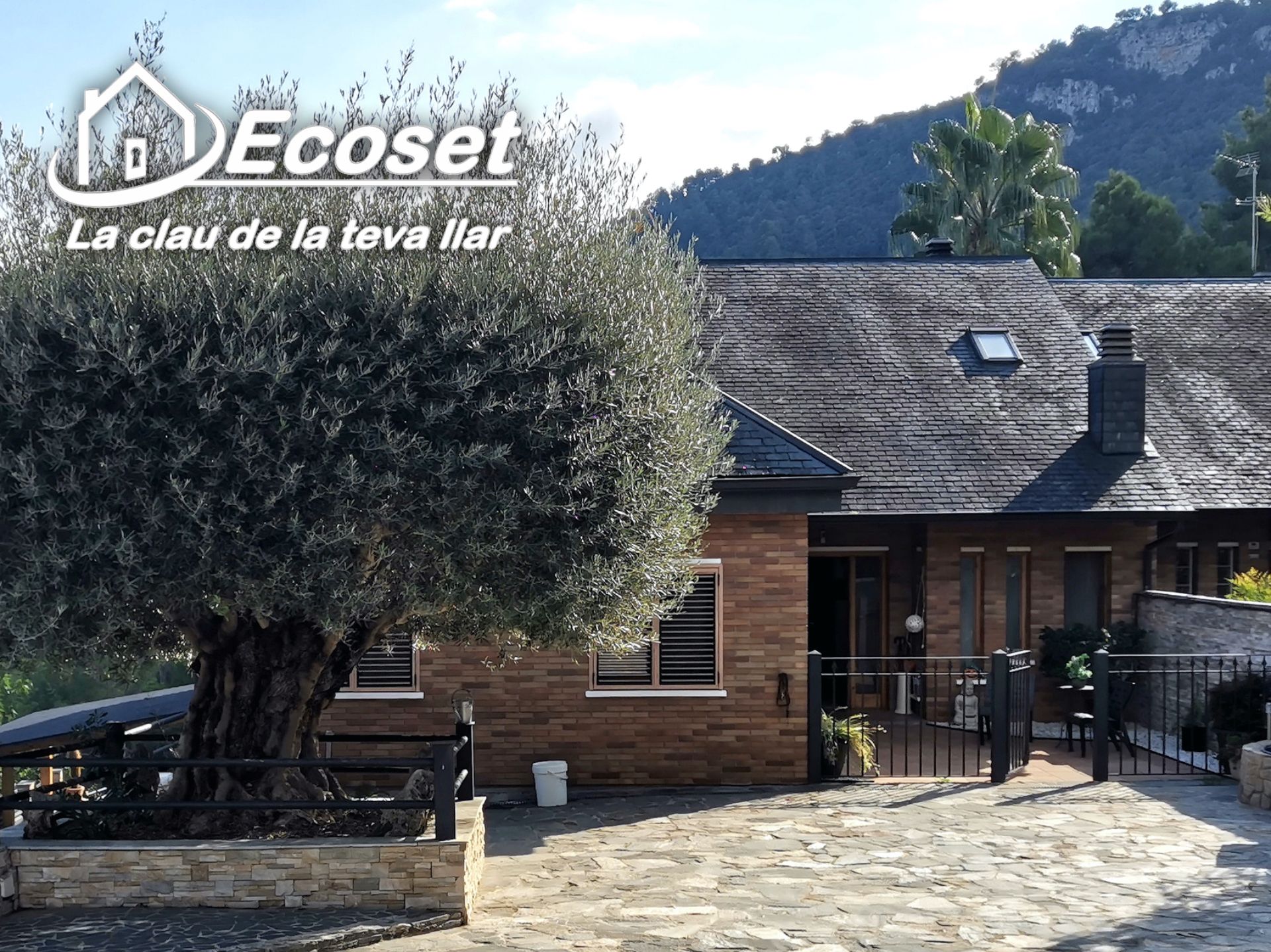 Vista exterior de Casa adosada en venda en Vallirana amb Aire condicionat, Calefacció i Jardí privat
