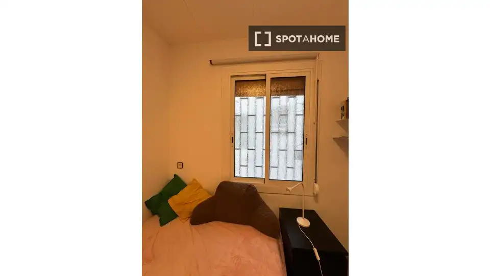 Bedroom of Flat for share in Barcelona  with Air Conditioner, Heating and Furnished