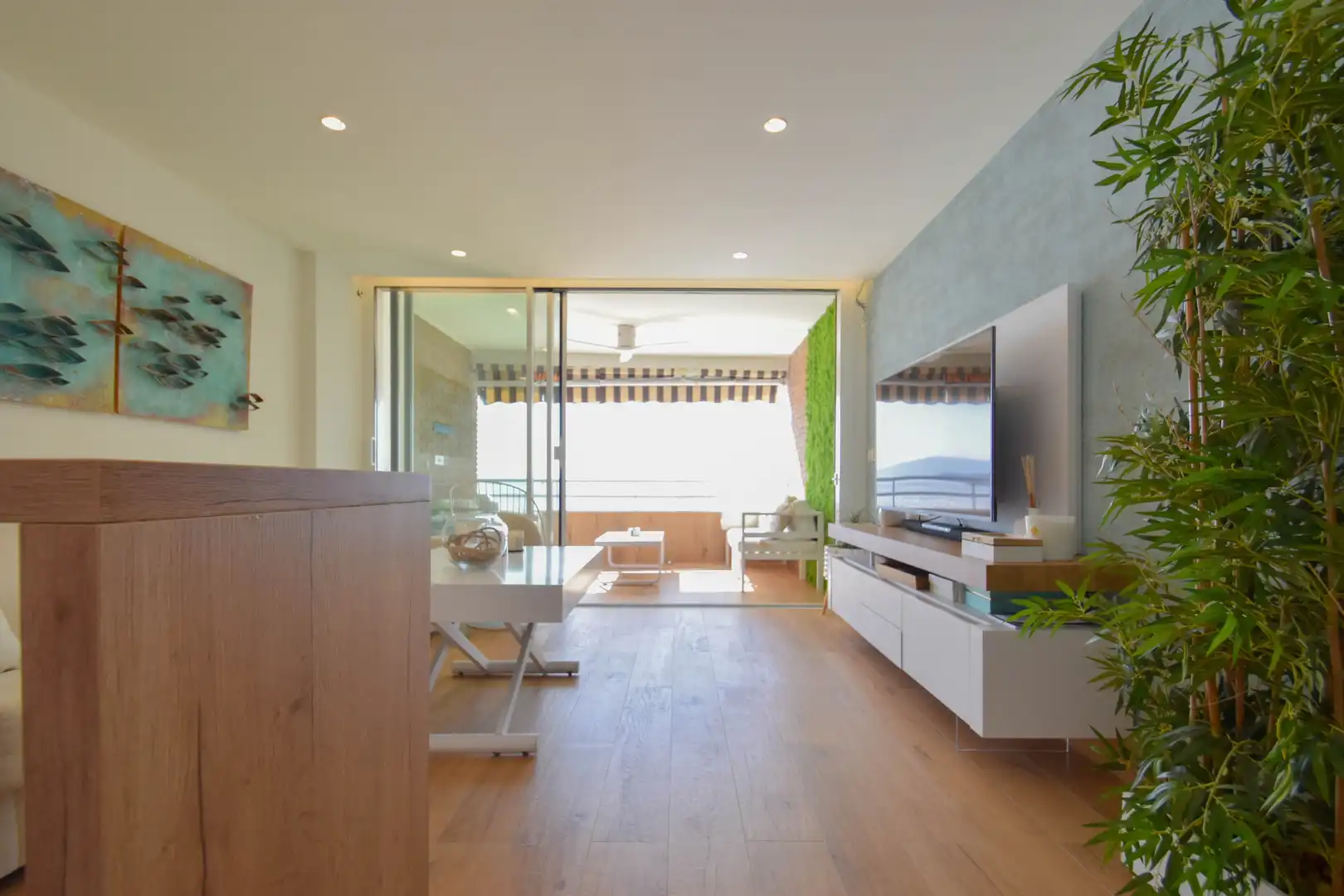 Living room of Flat for sale in Almuñécar  with Parquet flooring, Terrace and Furnished