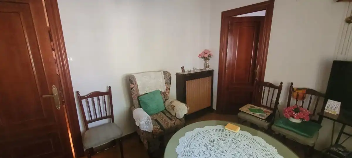 Sala d'estar de Casa o xalet en venda en Segovia amb Calefacció, Terrassa i Moblat