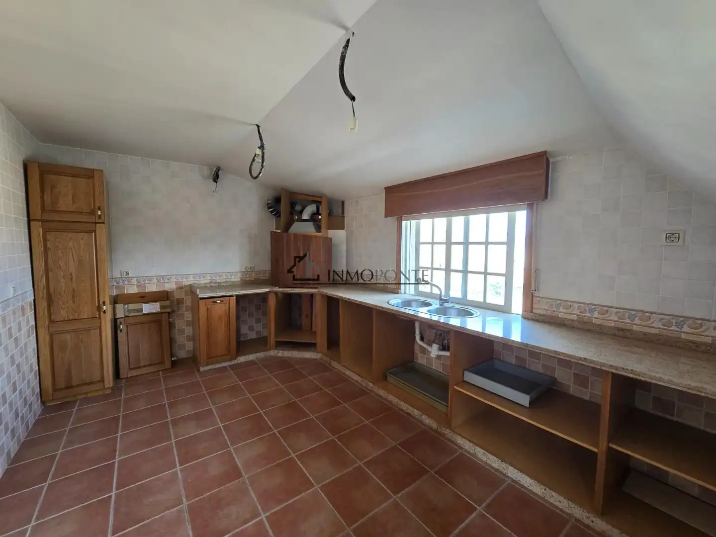 Cuina de Casa o xalet en venda en Pontevedra Capital  amb Calefacció, Jardí privat i Terrassa