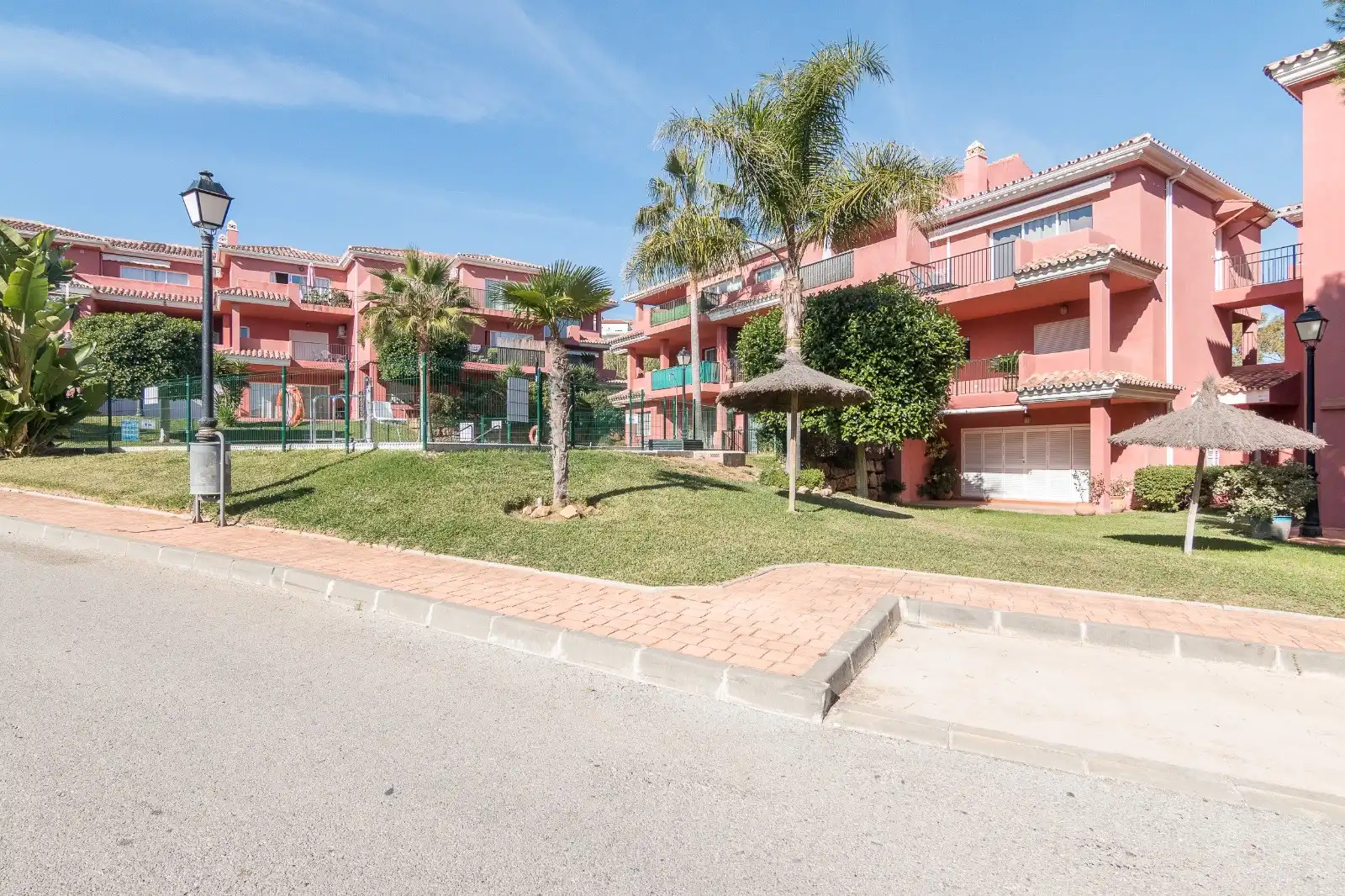Vista exterior de Apartamento en venta en Manilva con Aire acondicionado, Terraza y Piscina