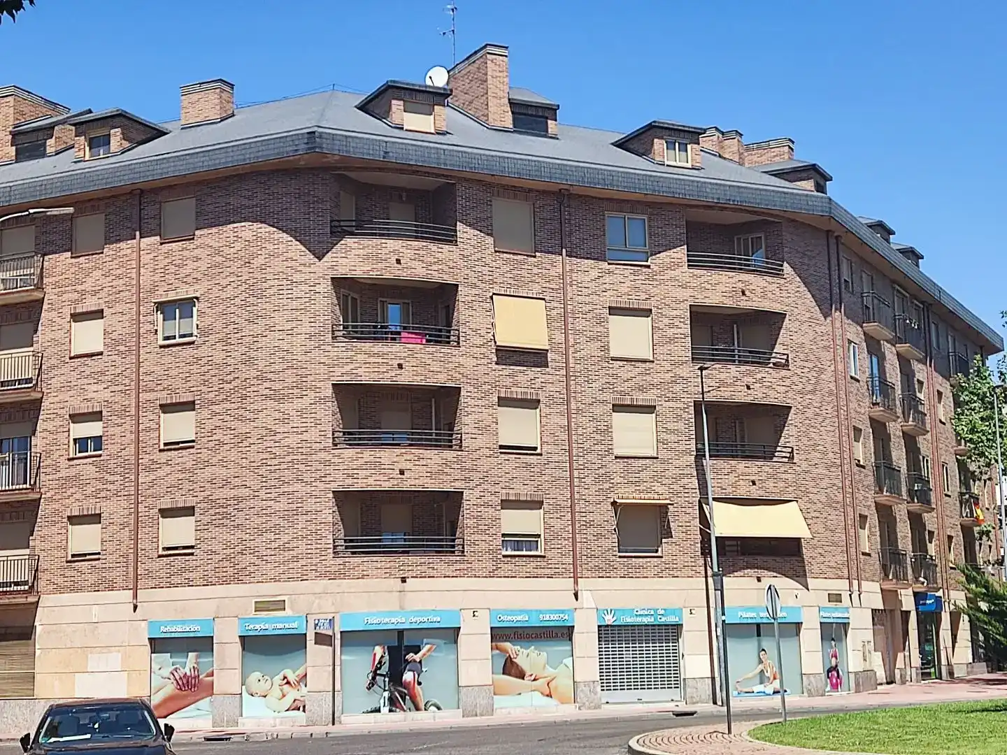Vista exterior de Pis en venda en Alcalá de Henares amb Aire condicionat, Piscina i Balcó