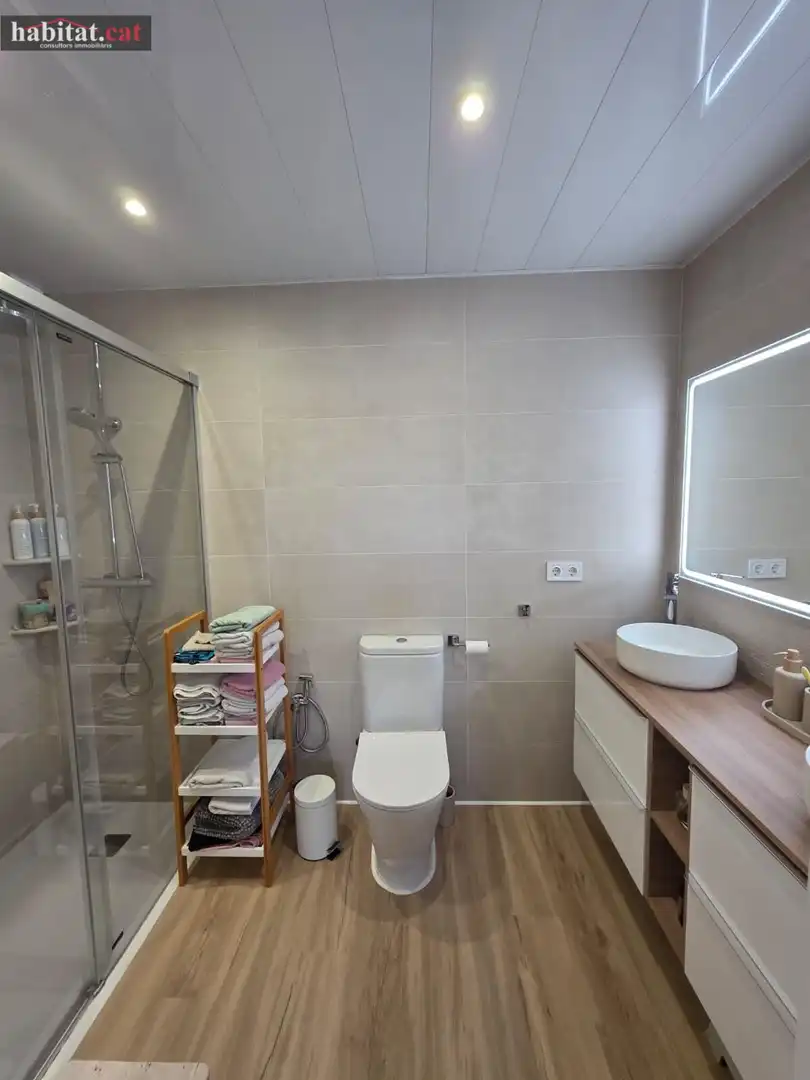 Baño de Casa adosada en venta en Vilanova i la Geltrú con Aire acondicionado, Calefacción y Parquet