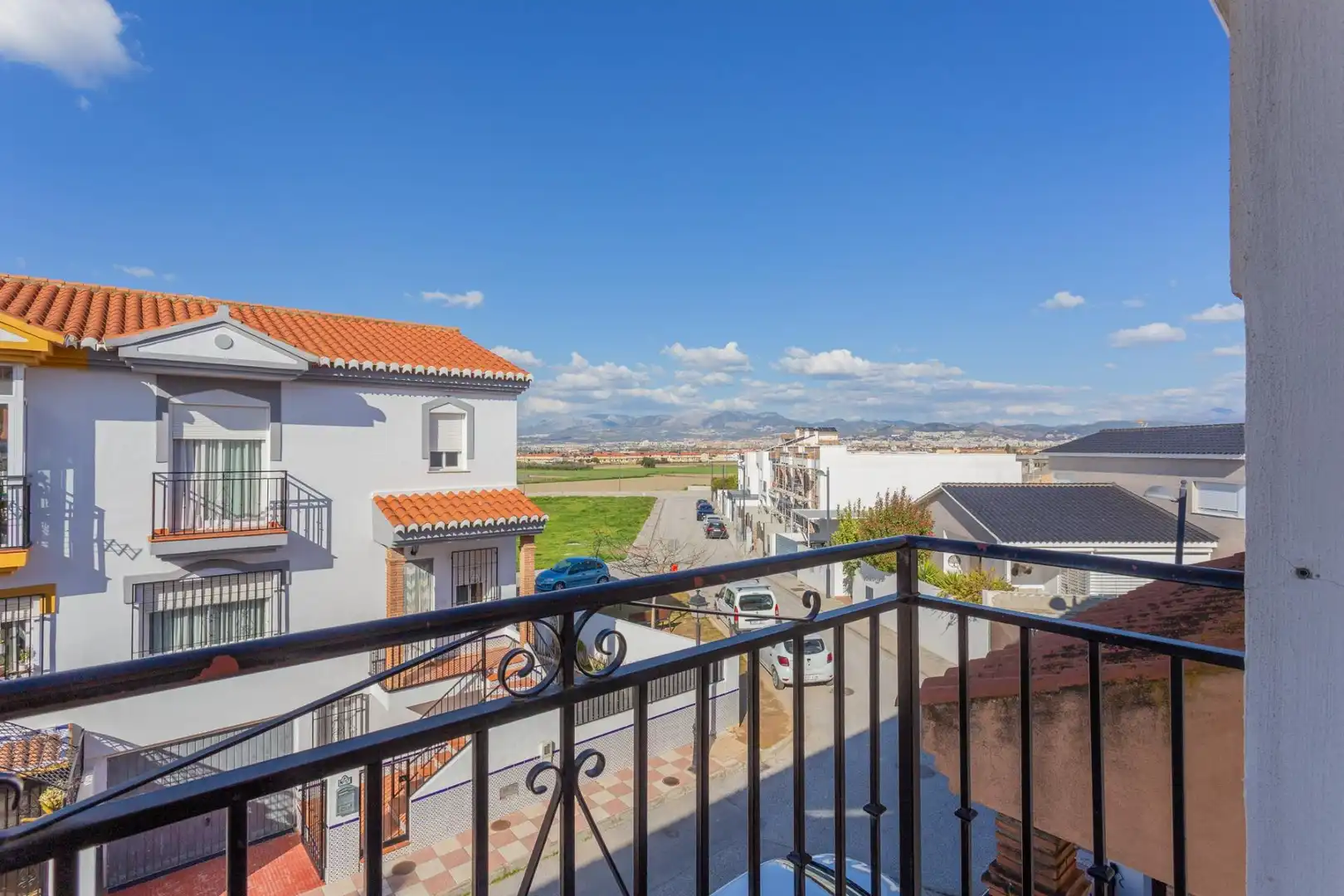 Vista exterior de Casa adosada en venda en Cúllar Vega amb Aire condicionat, Calefacció i Moblat