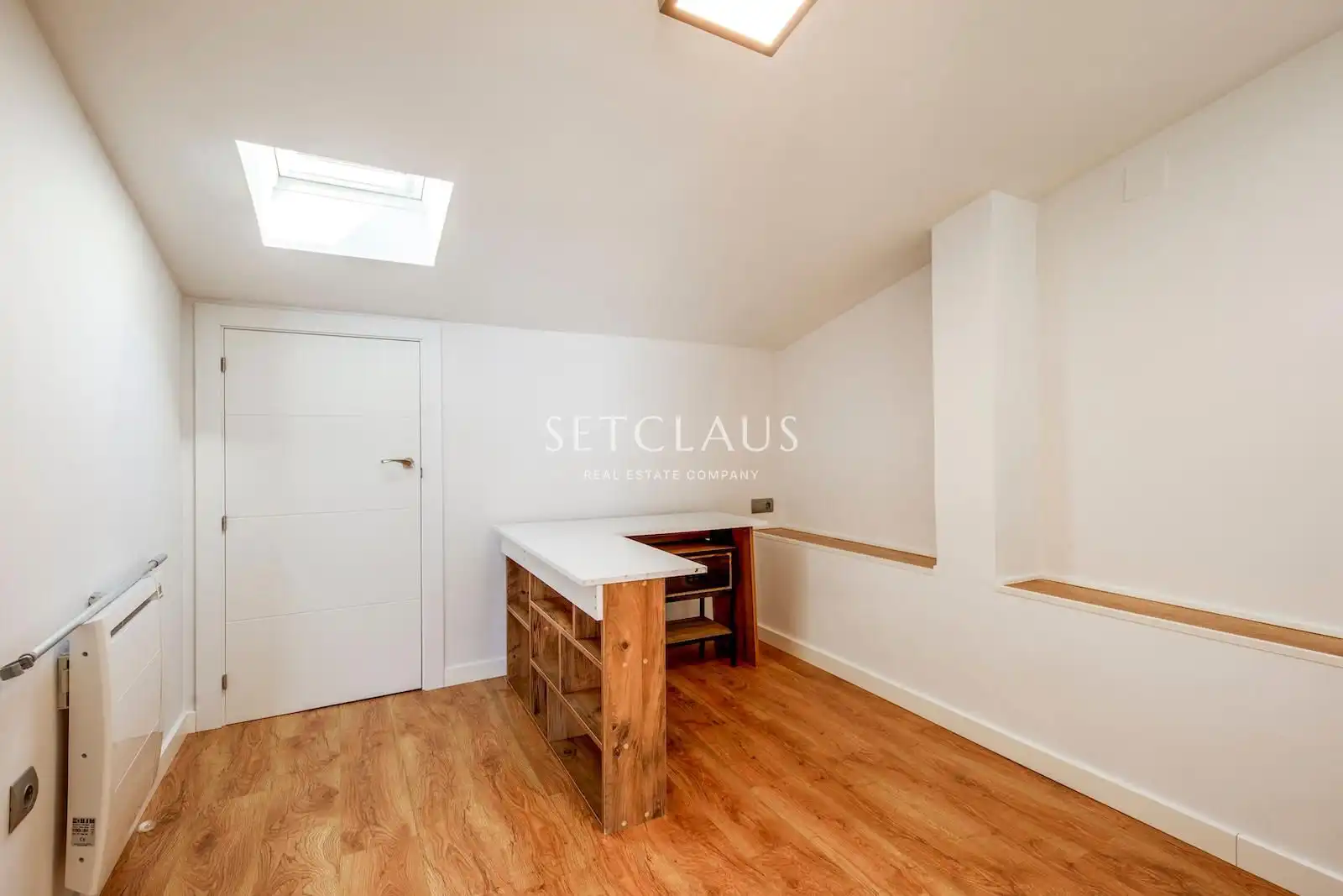 Attic for rent in Tiana  with Air Conditioner, Heating and Parquet flooring