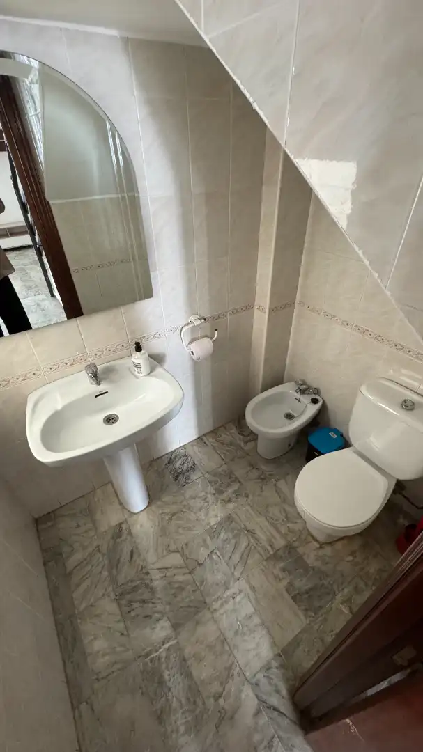 Baño de Casa o chalet de alquiler en Brenes con Aire acondicionado, Terraza y Amueblado