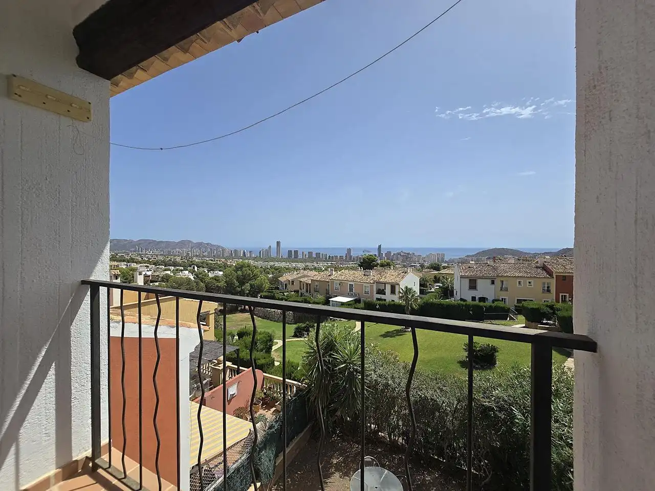 Vista exterior de Casa adosada en venda en Finestrat amb Aire condicionat, Jardí privat i Terrassa