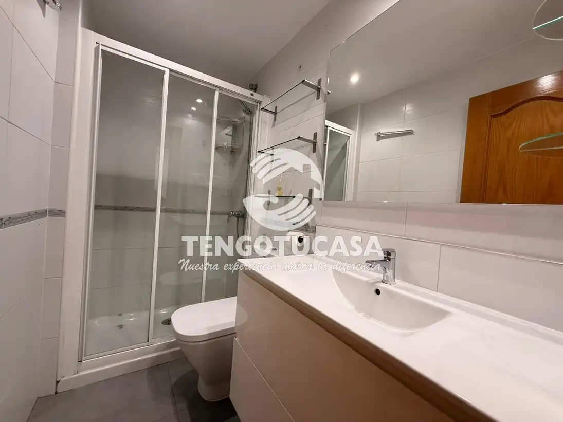 Bathroom of Flat for sale in Madrid  with Air Conditioner, Heating and Furnished