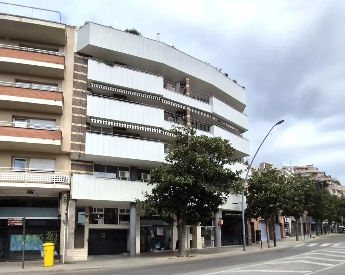 Vista exterior de Oficina en venda en Terrassa amb Aire condicionat
