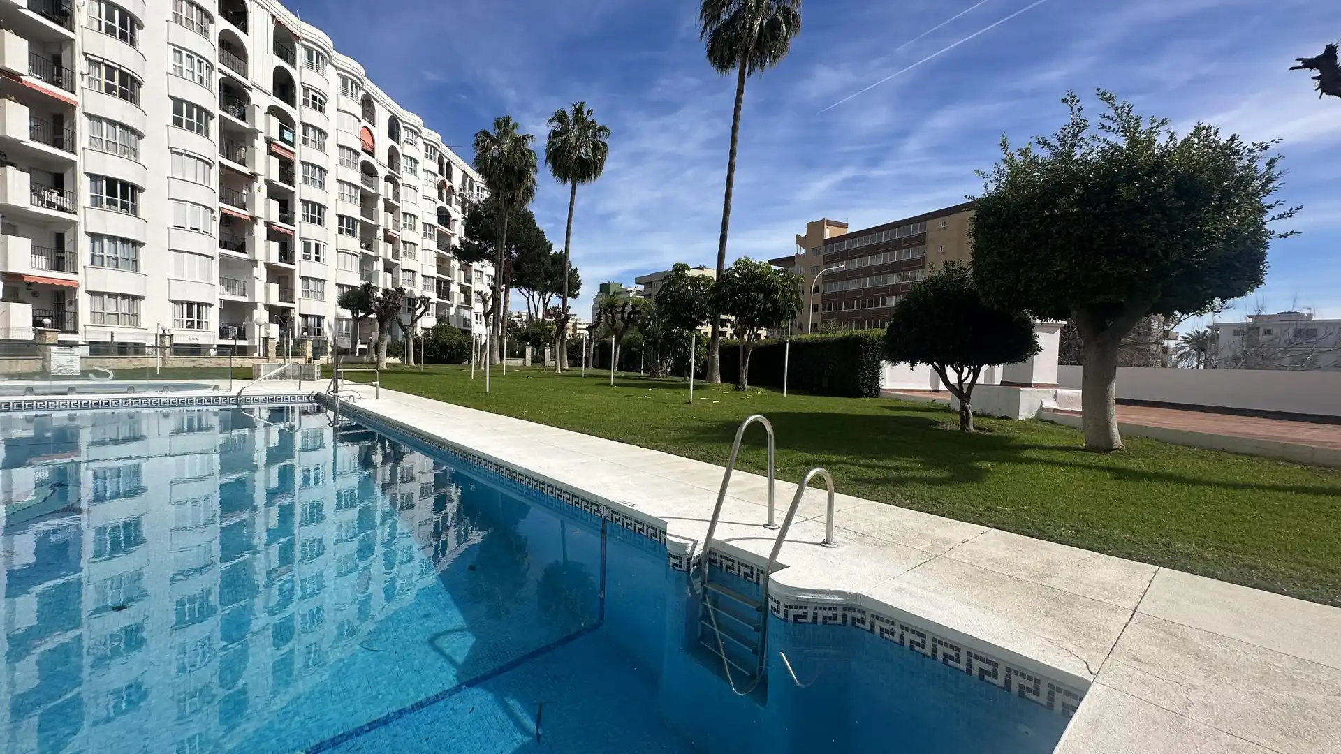 Piscina de Apartament de lloguer en Fuengirola amb Jardí privat i Piscina comunitària