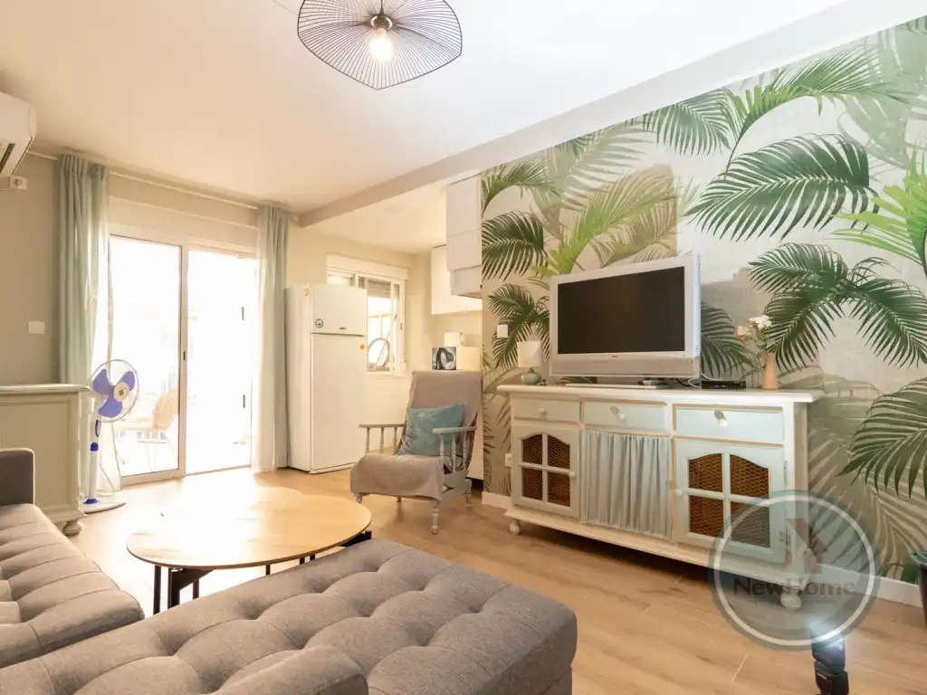Sala d'estar de Pis de lloguer en Santa Pola amb Aire condicionat, Jardí privat i Moblat