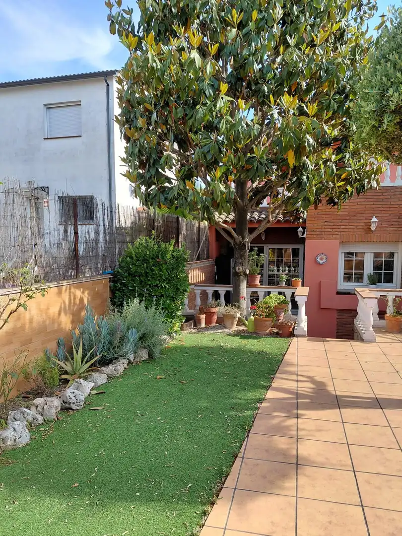 Jardí de Casa adosada en venda en Parets del Vallès amb Aire condicionat, Calefacció i Piscina