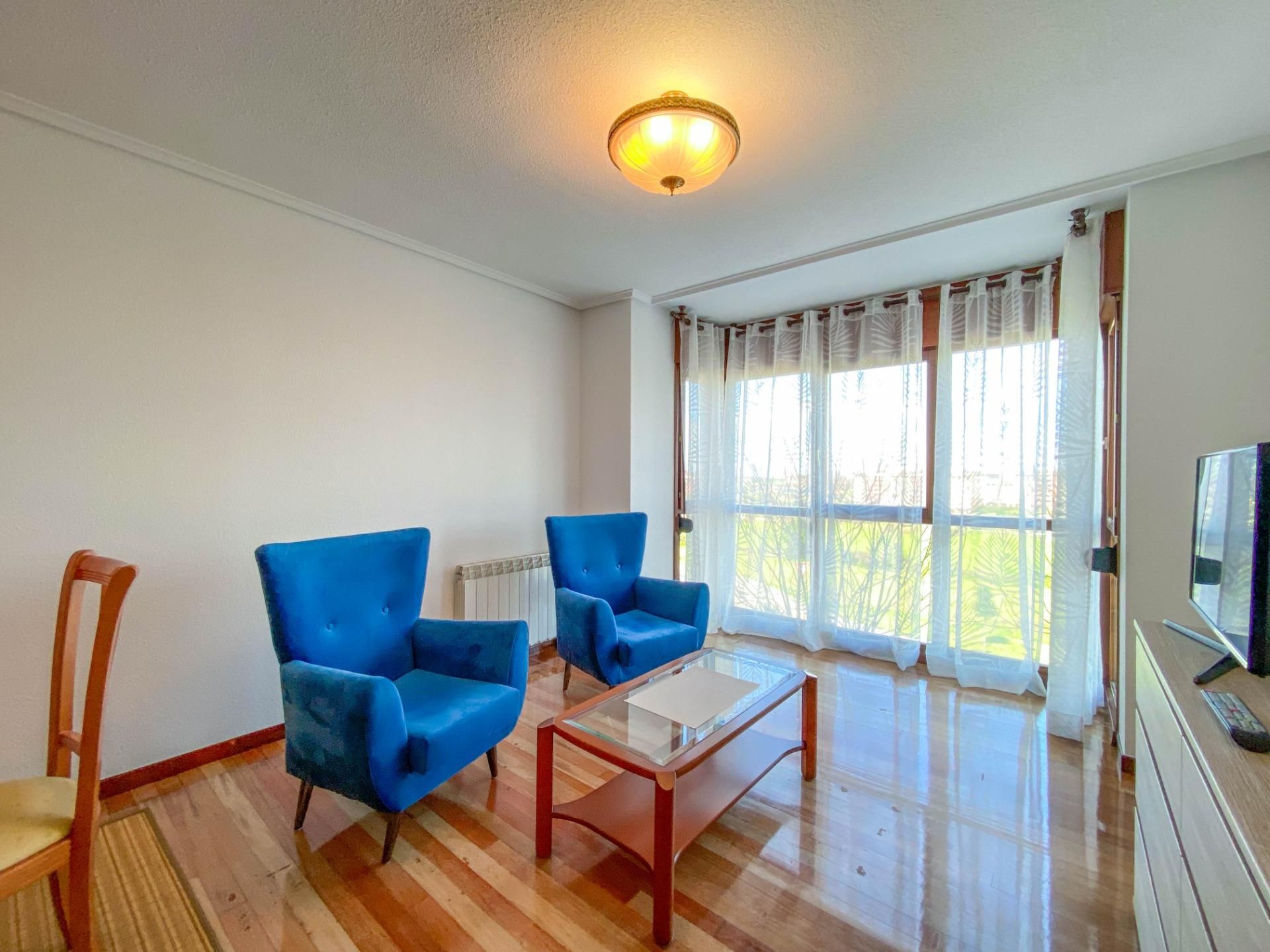 Living room of Flat to rent in Santander  with Heating, Parquet flooring and Storage room