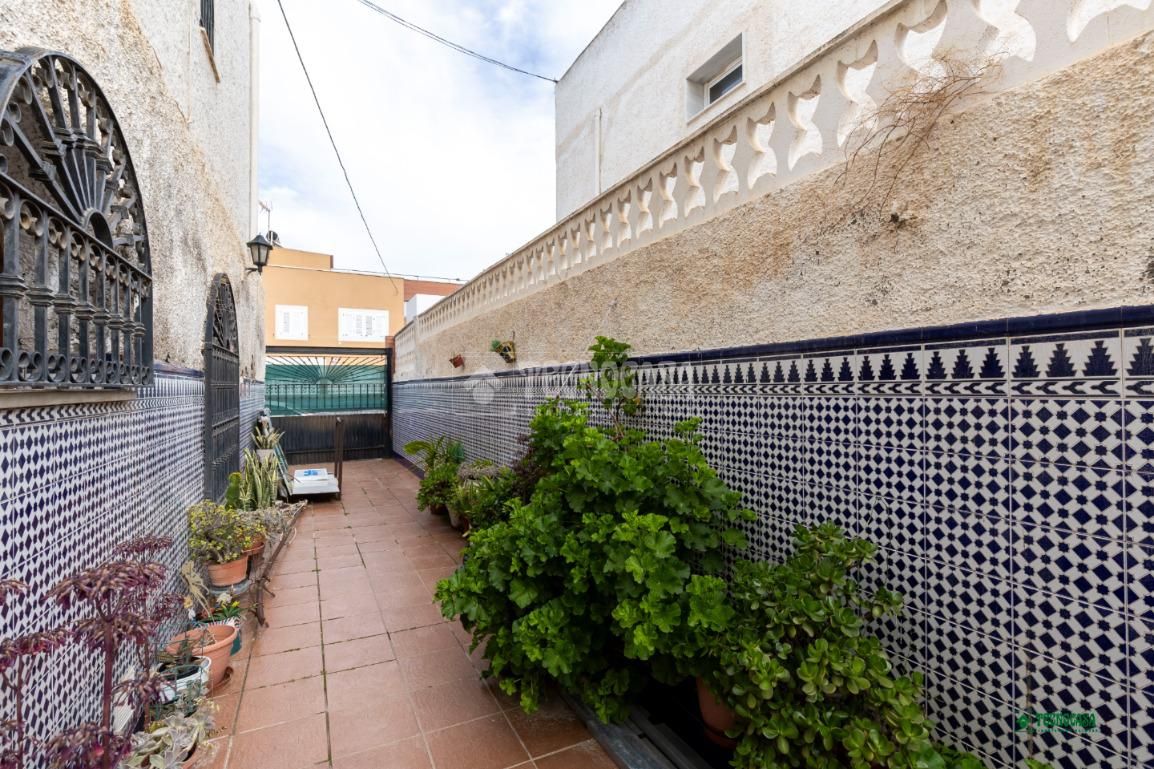 Vista exterior de Casa adosada en venda en  Almería Capital amb Aire condicionat, Terrassa i Moblat