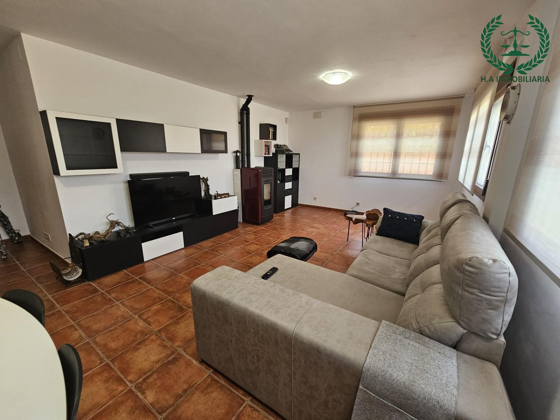 Sala d'estar de Casa o xalet en venda en Pedrezuela amb Calefacció, Jardí privat i Terrassa