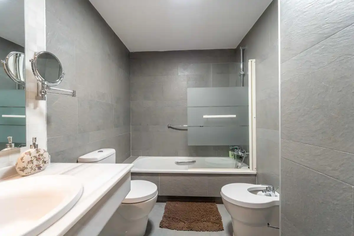 Baño de Piso de alquiler en Málaga con Aire acondicionado, Calefacción y Amueblado