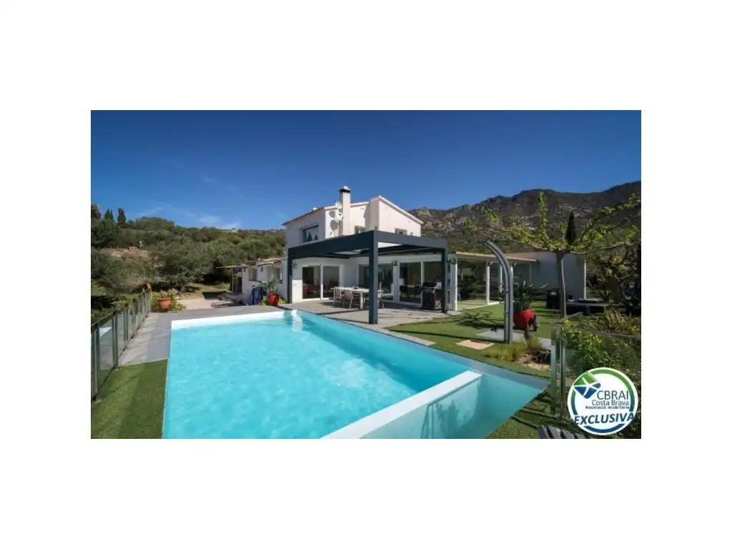 Casa amb piscina en venda a Carrer de l'Olivera