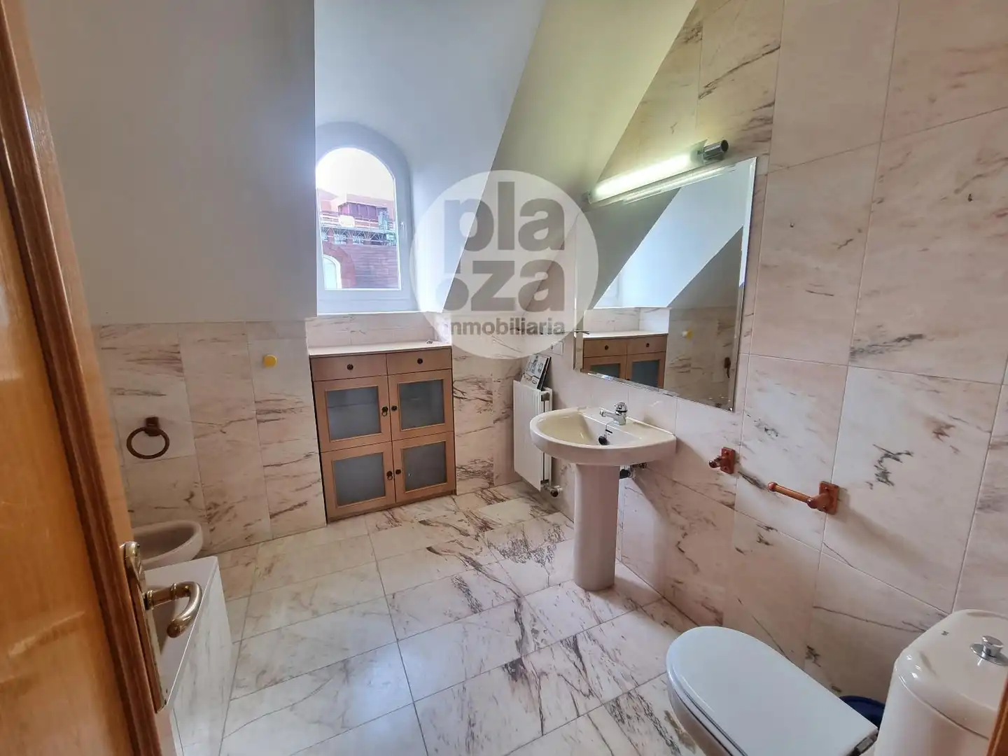 Baño de Ático de alquiler en Burgos con Calefacción, Terraza y Trastero