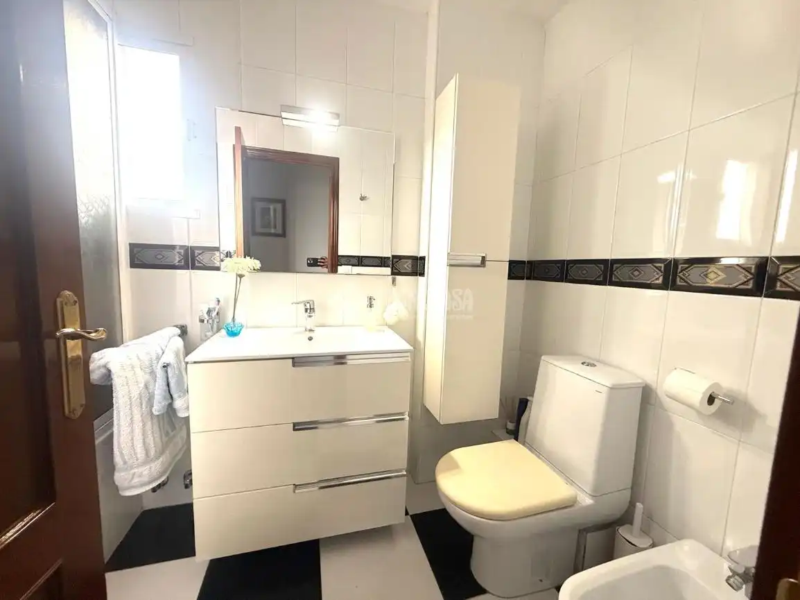 Bathroom of Detached homes for sale in San Juan de Aznalfarache