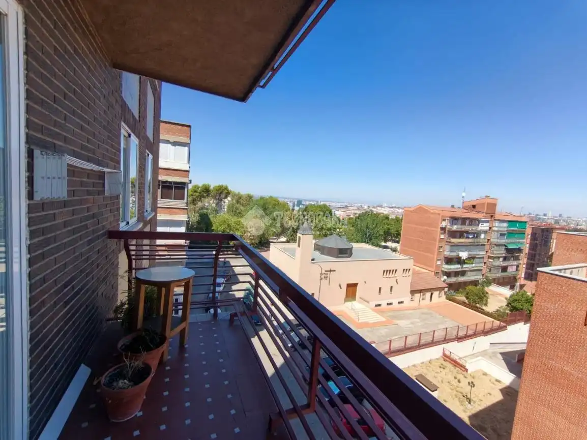 Vista exterior de Piso en venta en Madrid con Calefacción y Terraza