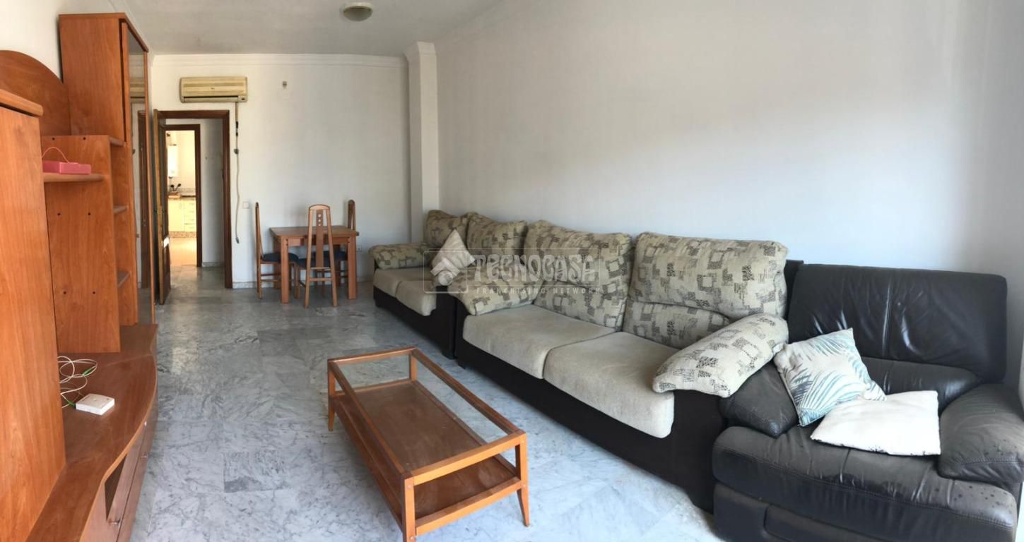 Sala d'estar de Pis en venda en La Rinconada amb Aire condicionat i Balcó