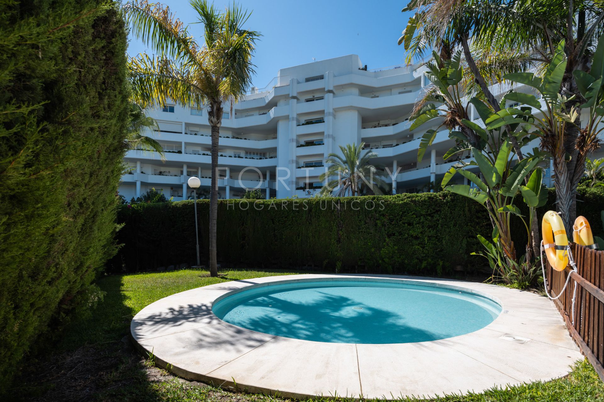Vista exterior de Pis en venda en Marbella amb Aire condicionat, Calefacció i Terrassa
