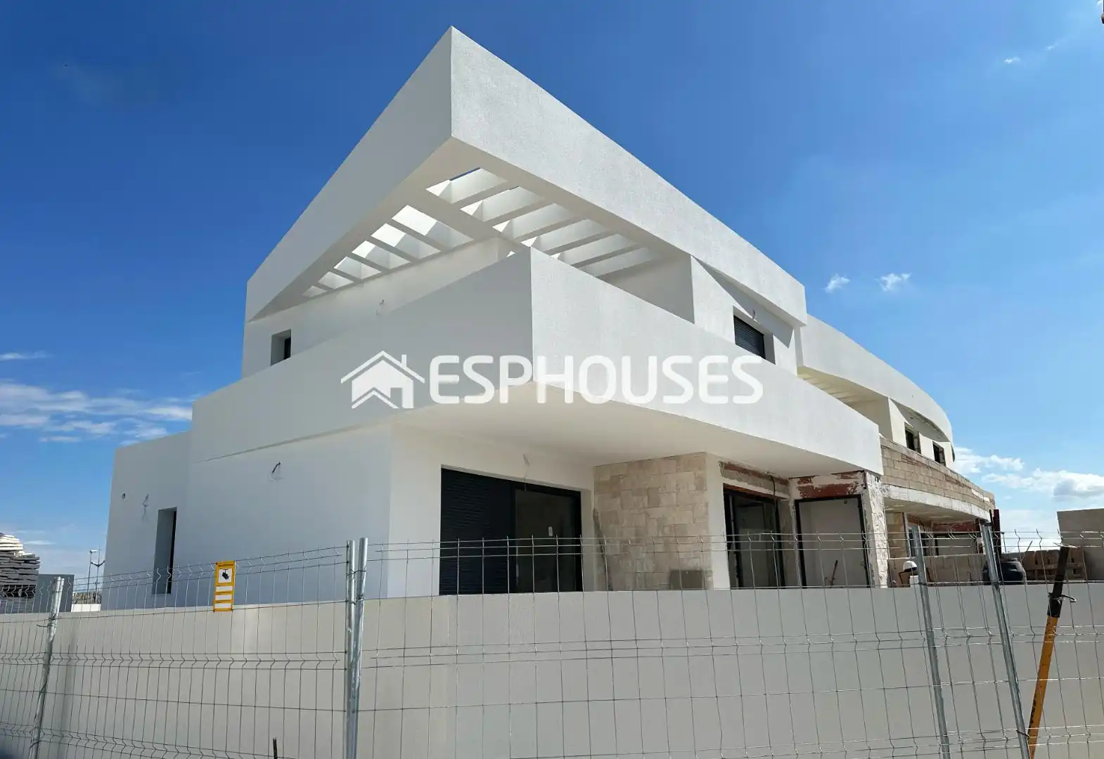 Casa aparellada amb terrassa en venda a Dolores