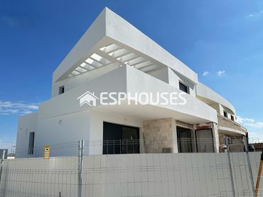 Semi-detached house with balcony for sale in Dolores