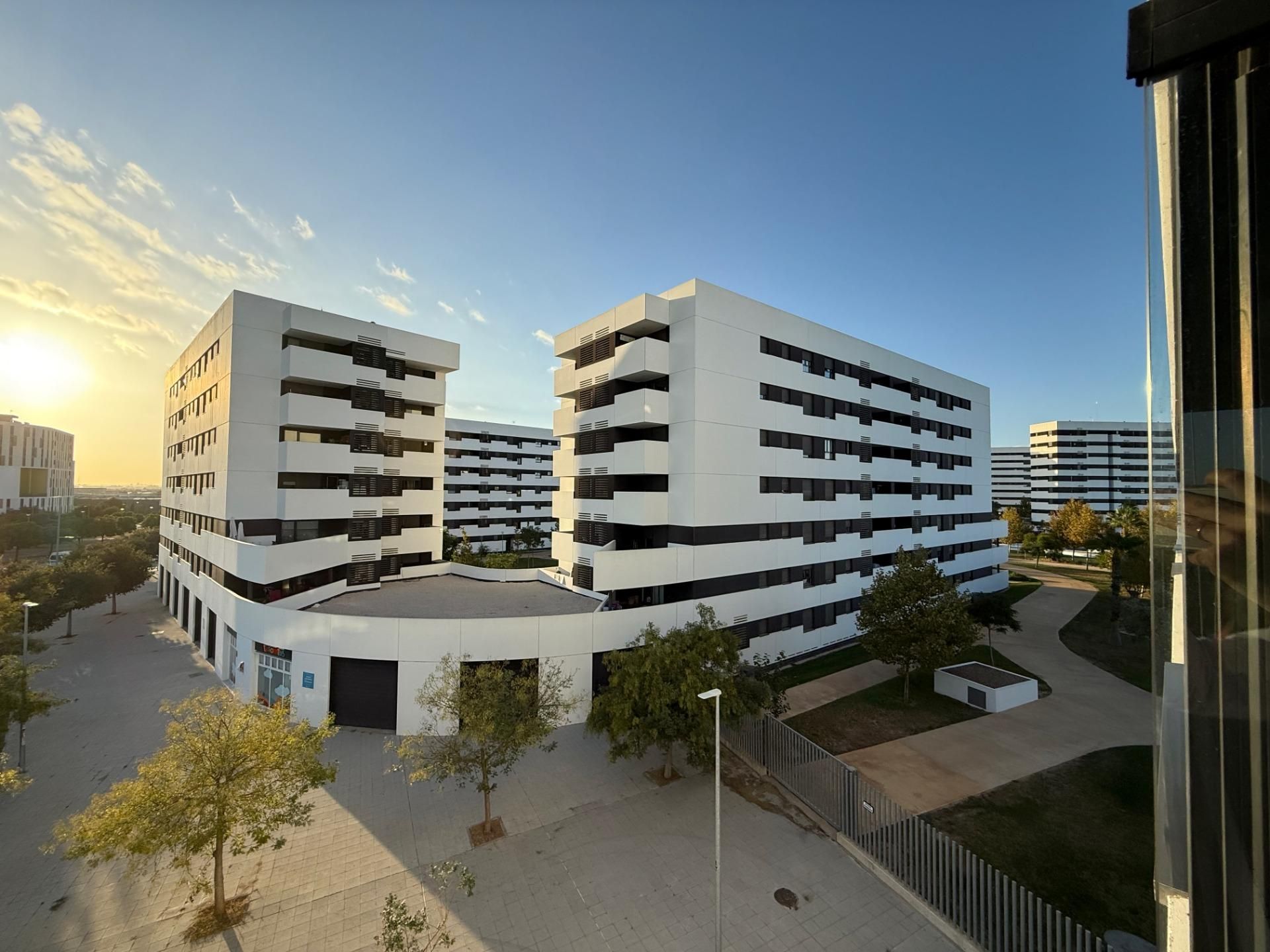 Vista exterior de Pis en venda en  Sevilla Capital amb Aire condicionat, Jardí privat i Terrassa