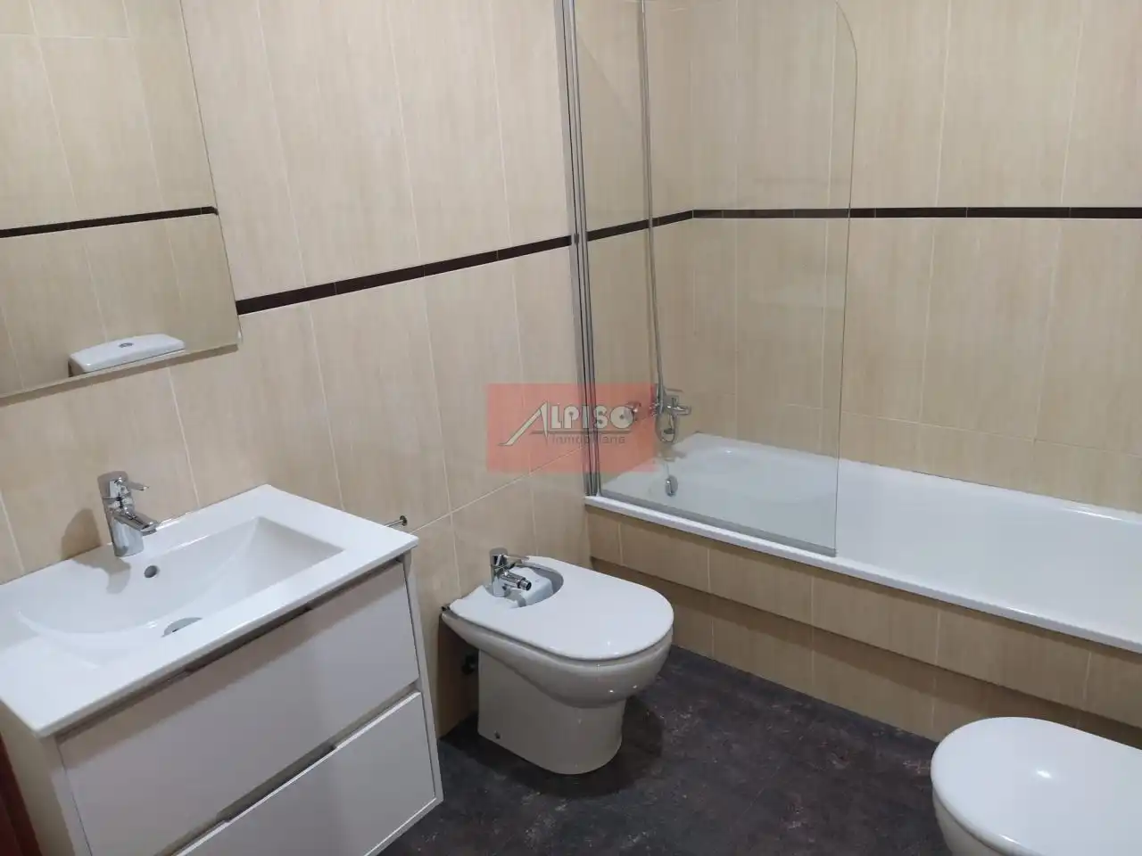 Bathroom of Apartments for rent in Ourense Capital   with Heating, Parquet flooring and Terrace