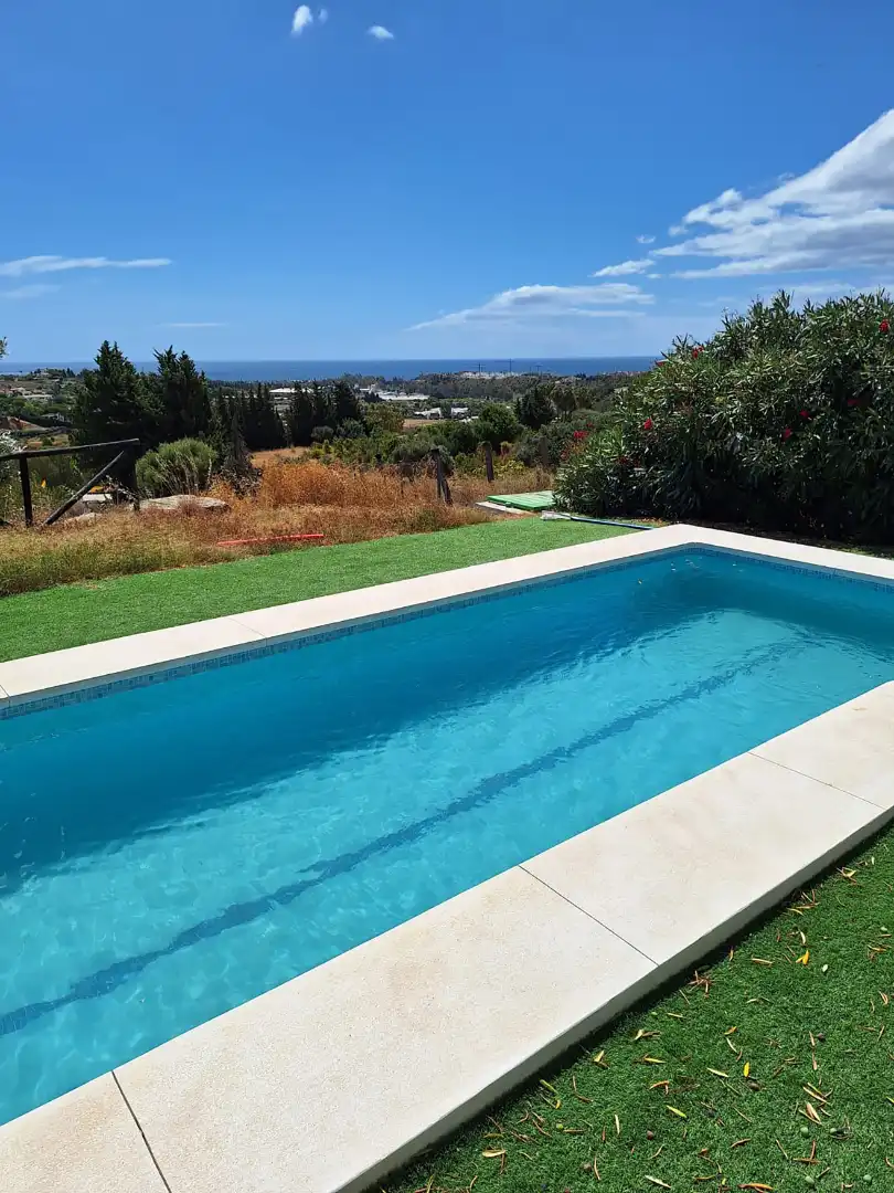 Piscina de Finca rústica en venta en Estepona con Aire acondicionado, Calefacción y Jardín privado