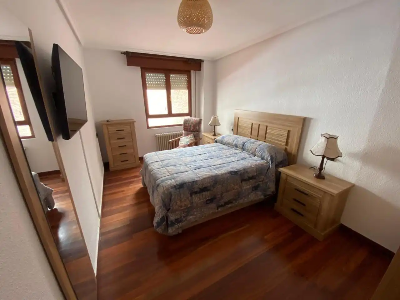 Dormitori de Apartament de lloguer en León Capital  amb Calefacció i Moblat