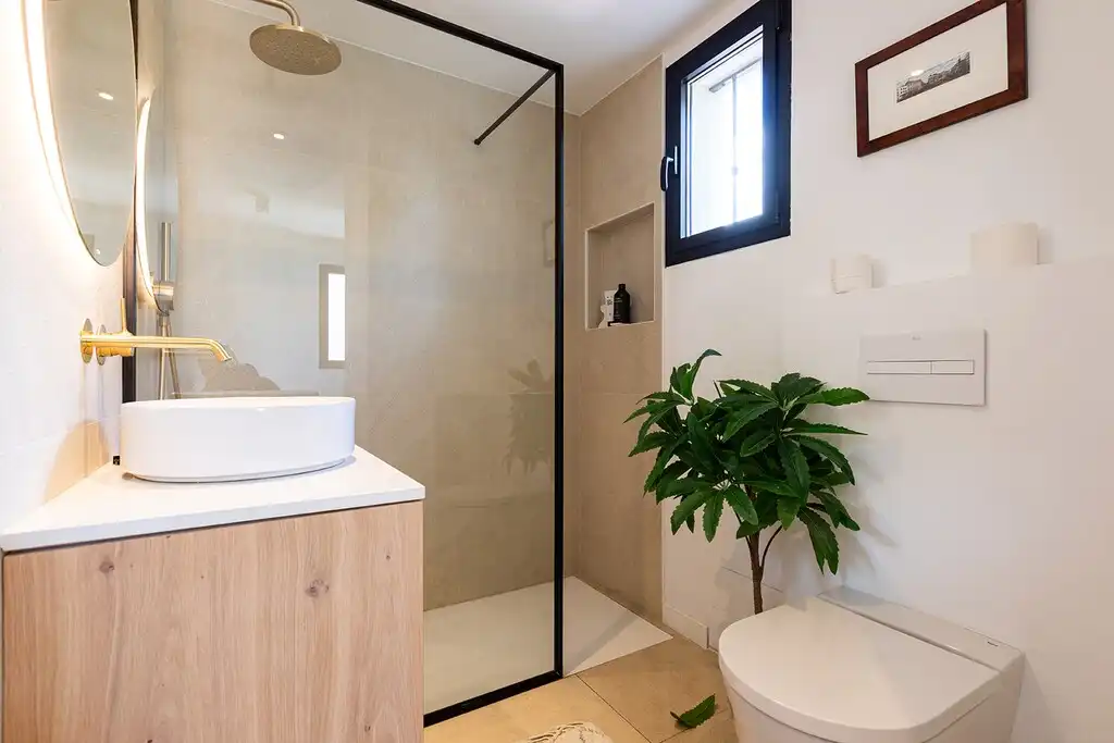 Badezimmer von Einfamilien-Reihenhaus zum Verkauf in Pollença mit Klimaanlage, Heizung und Terrasse