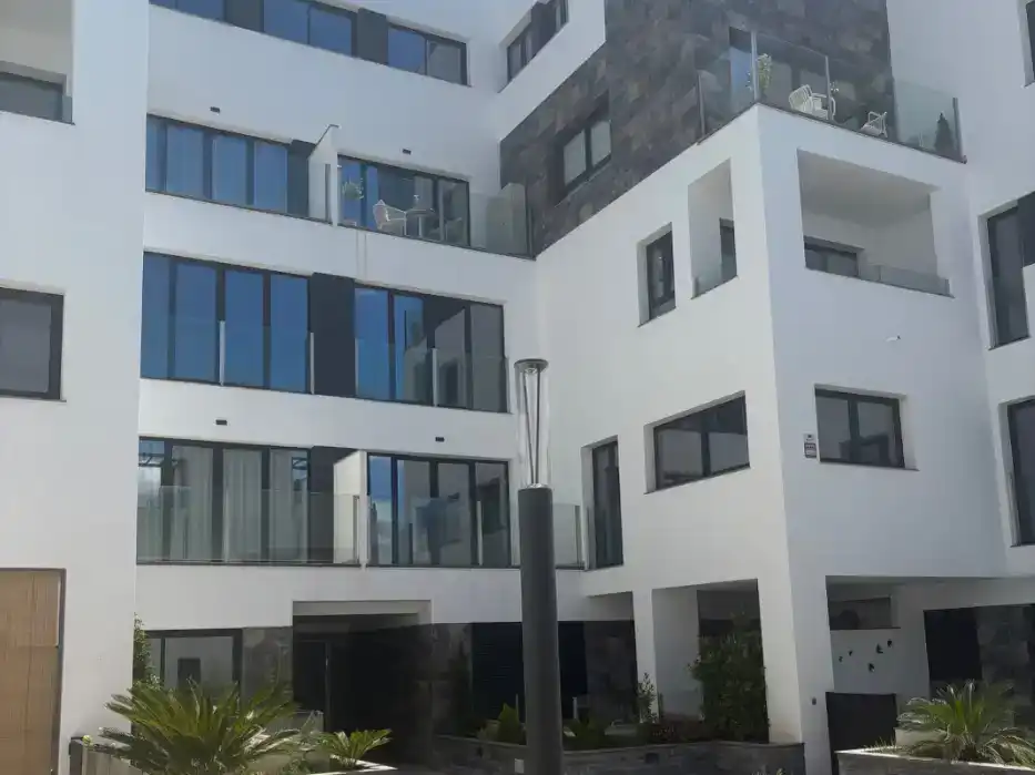 Außenansicht von Wohnung zur Miete in  Granada Capital mit Schwimmbad und Balkon