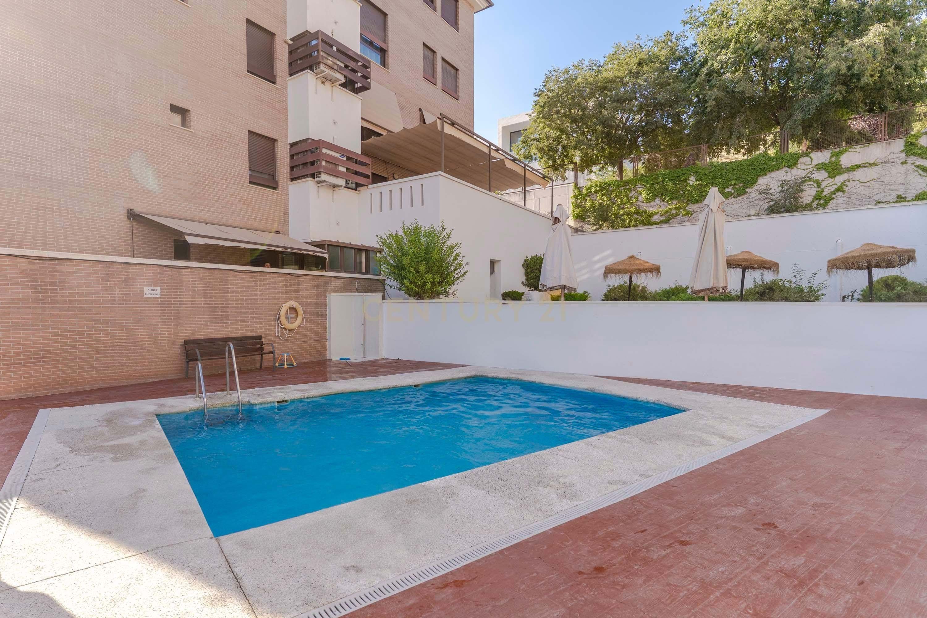 Piscina de Pis en venda en  Granada Capital amb Calefacció i Terrassa