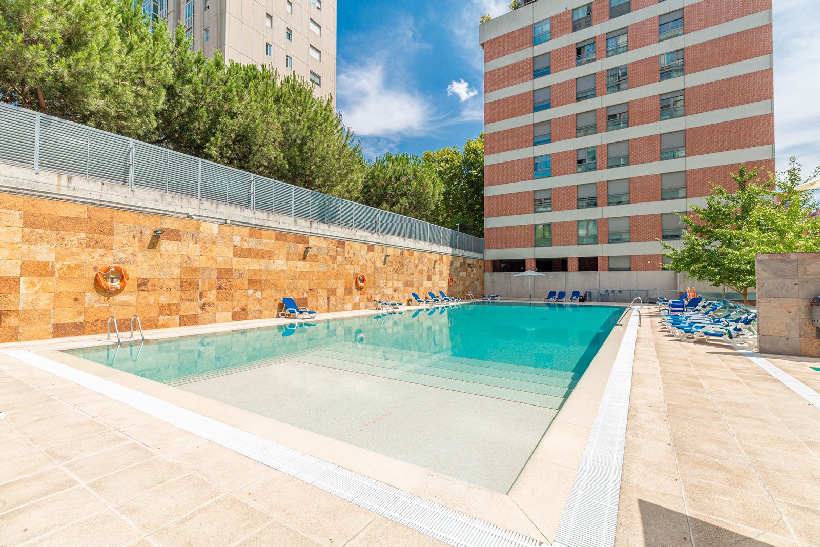 Piscina de Pis en venda en  Madrid Capital amb Parquet, Terrassa i Traster