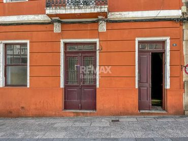 Casa amb balcó en venda a Rúa León