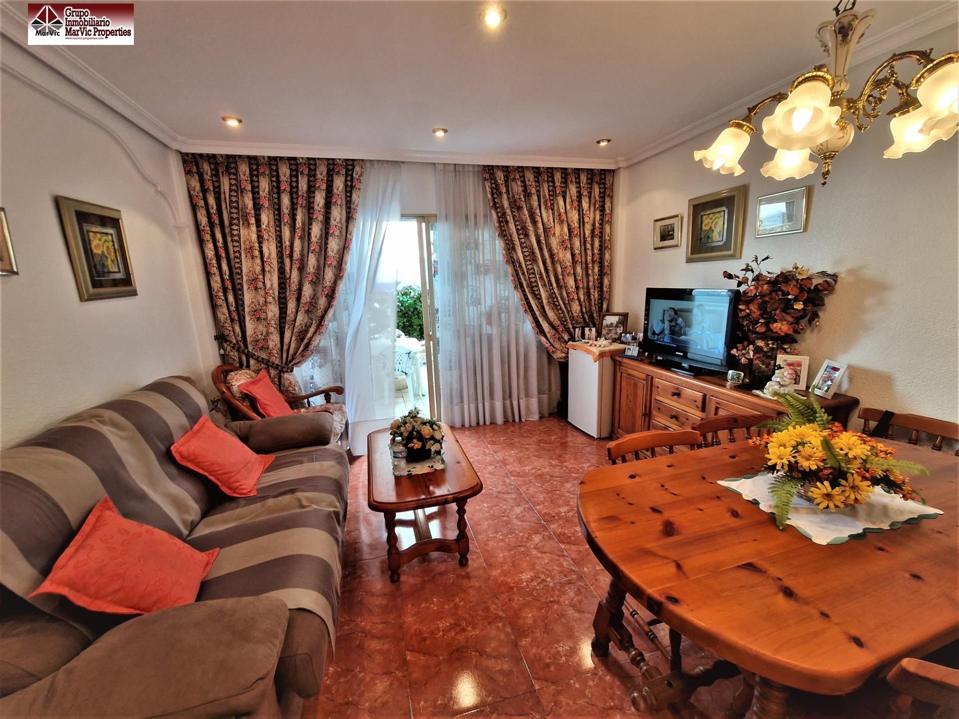 Sala d'estar de Casa adosada en venda en Benidorm amb Aire condicionat, Calefacció i Jardí privat