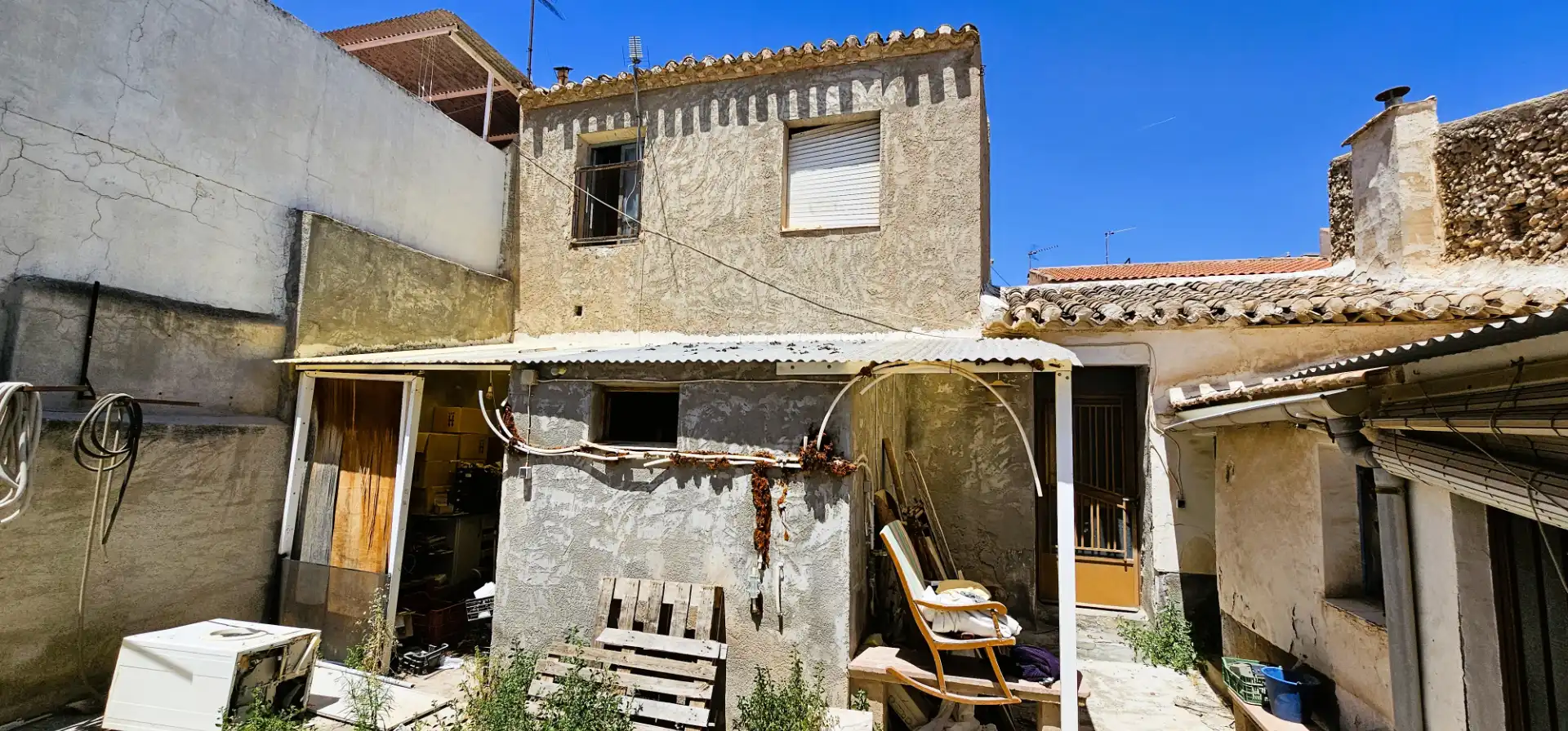 Außenansicht von Einfamilien-Reihenhaus zum Verkauf in Totana mit Terrasse und Abstellraum
