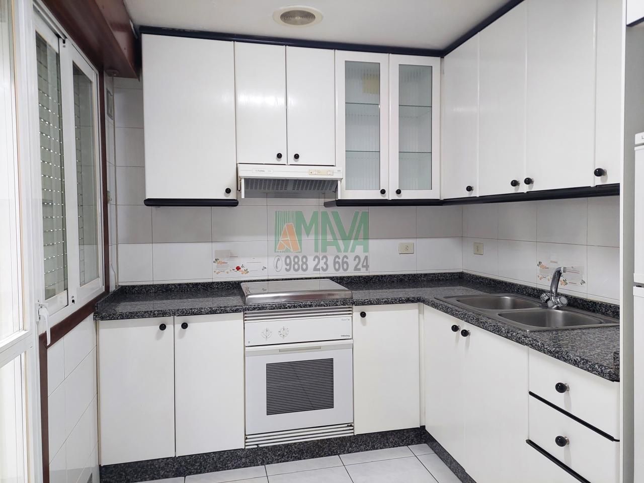 Cuina de Apartament en venda en Ourense Capital  amb Calefacció, Parquet i Traster