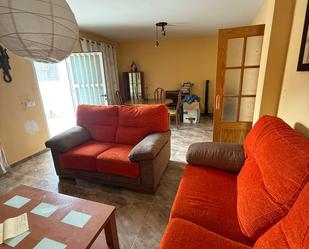 Sala d'estar de Casa adosada en venda en Montesclaros amb Calefacció i Moblat